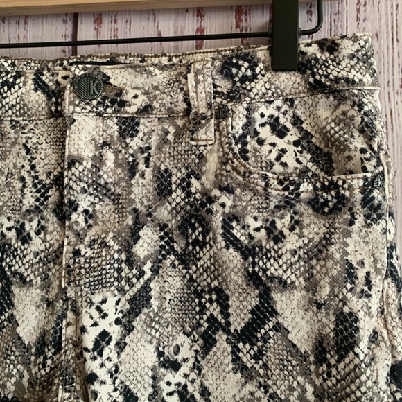 Neutral Snake Print “Connie” Skinny Crop Jeans { Kut From The Kloth } - Picture 2 of 8